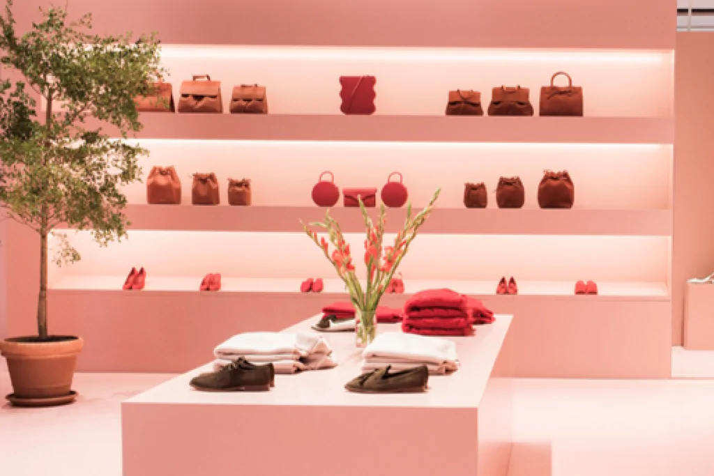 Visual merchandising : concept store rose Mansurgavriel