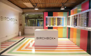 Boutique Éphémère Birchbox offrant des séances maquillage