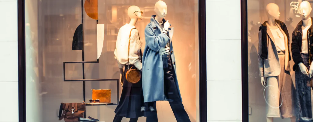 Vitrine de magasin de mode présentant des mannequins