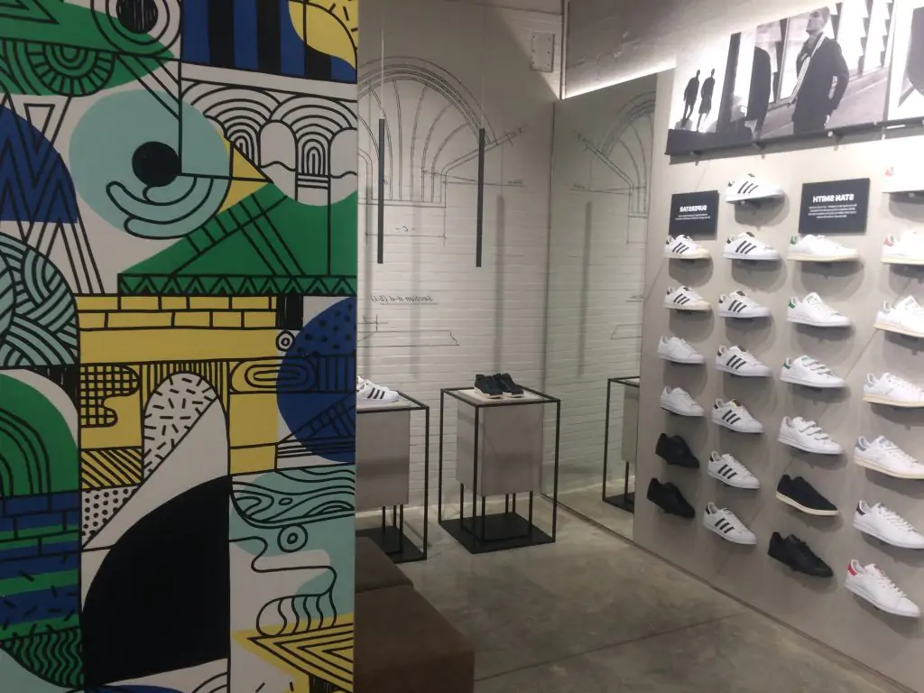 Design Retail : Exposition Modèles de Chaussures Adidas