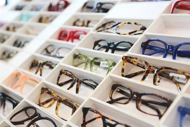 Point de Vente Lunette pour Tous: Visual Merchandising